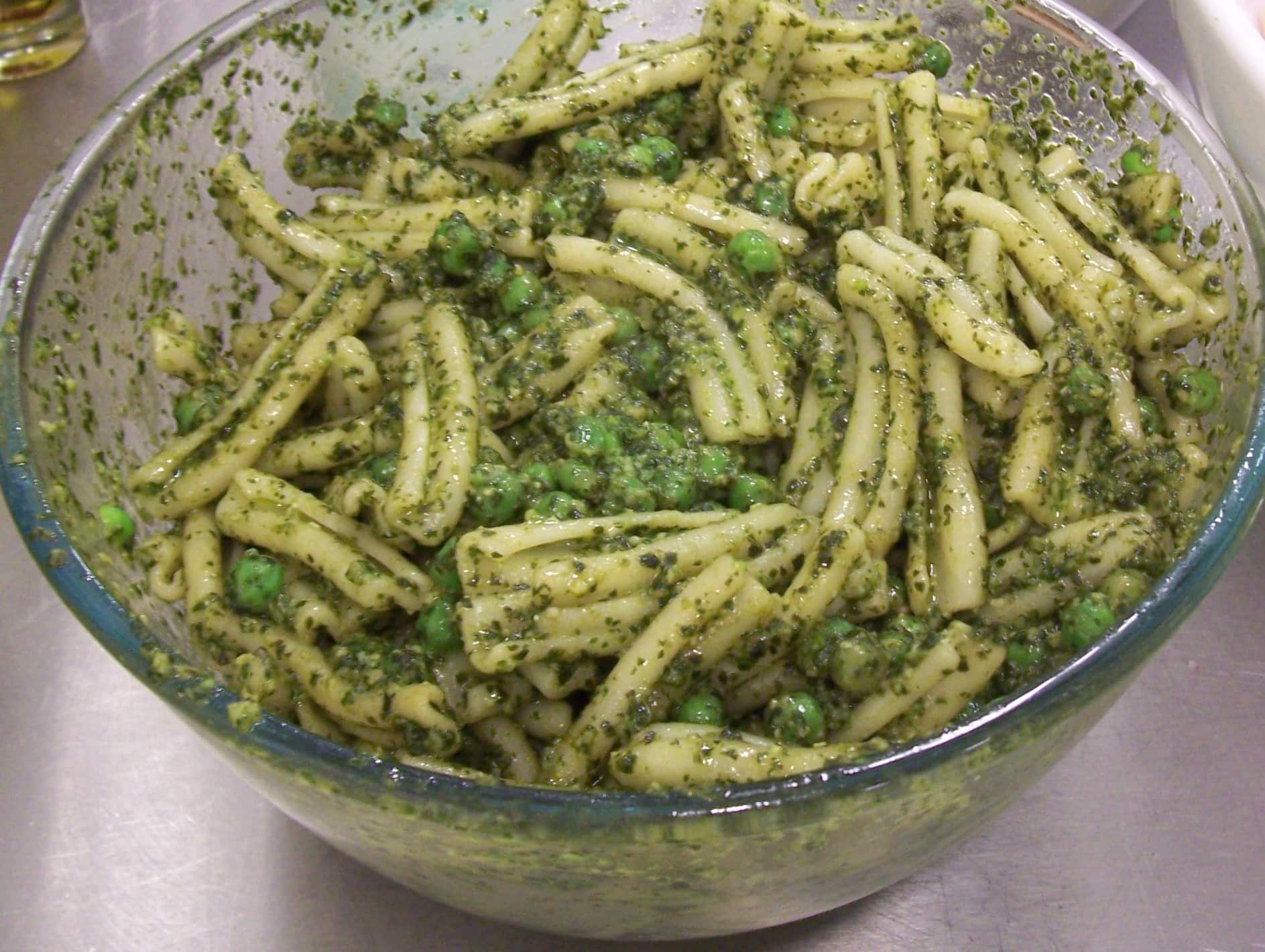 Pasta with pesto and peas
