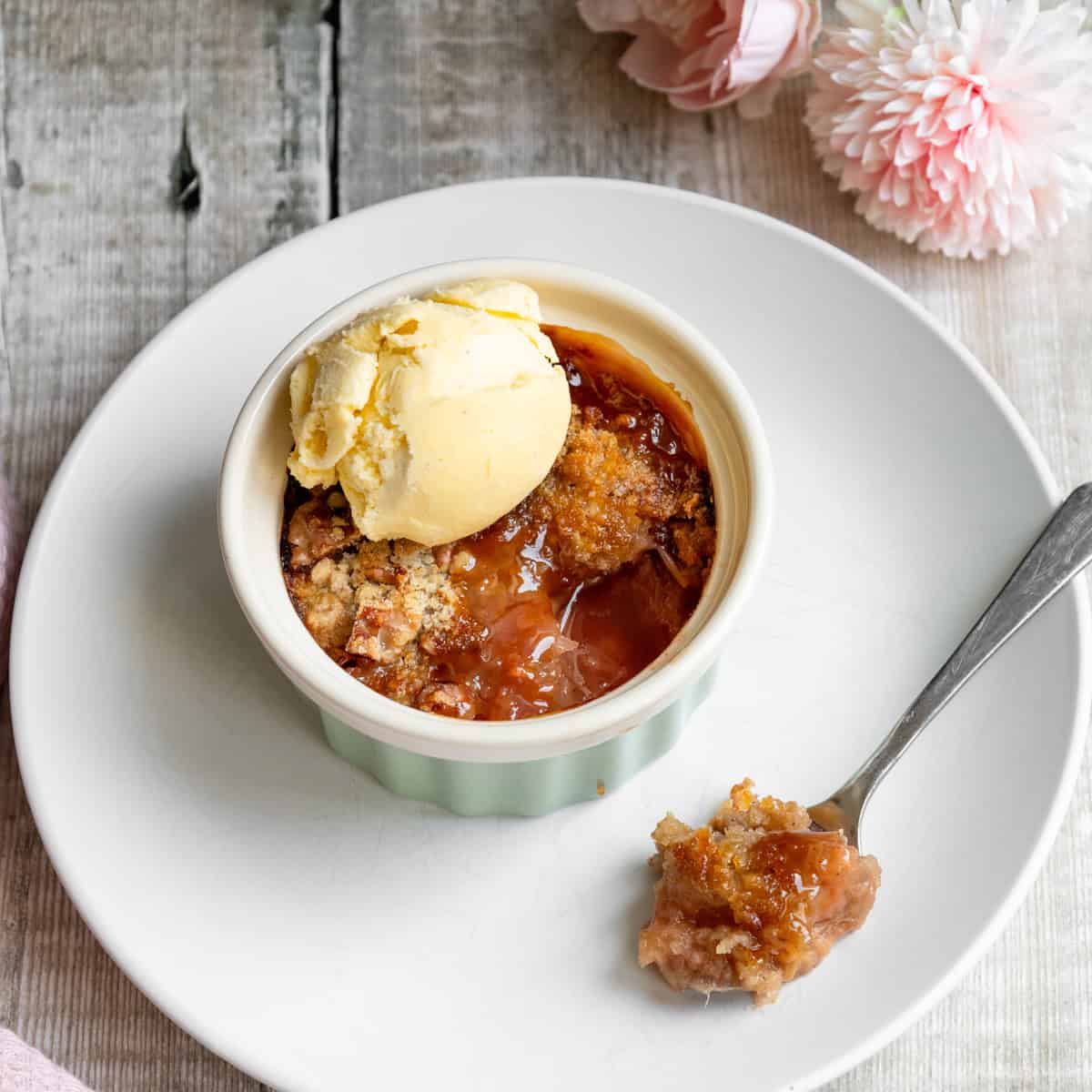 Individual rhubarb crumble with ice cream
