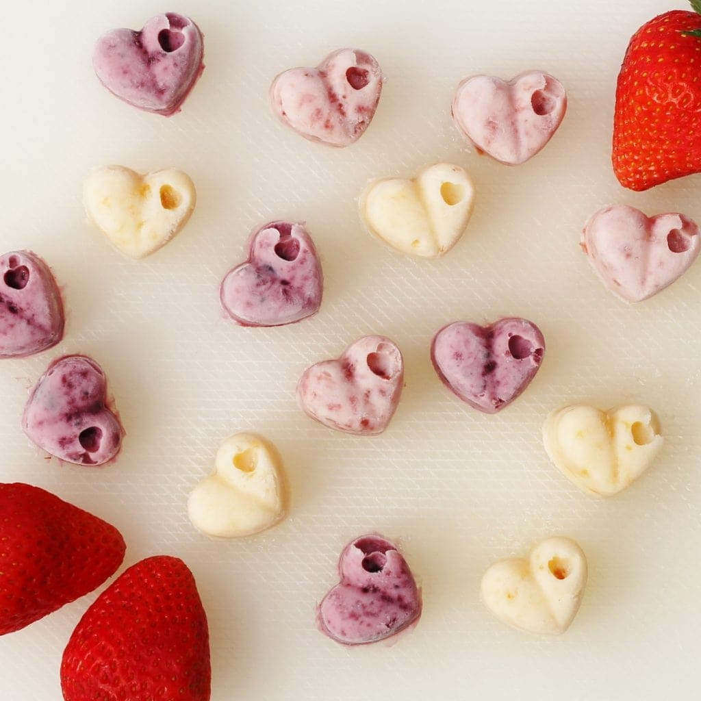 Frozen yogurt hearts with some strawberries
