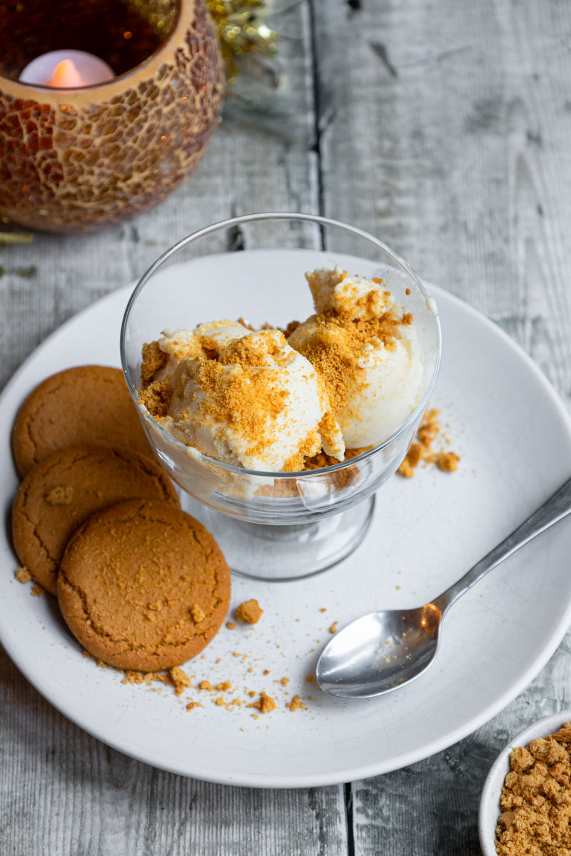 Glass bowl of gingerbread ice cream